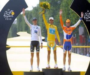yapboz 97 Fransa Bisiklet Turu ile podyum: Alberto Contador, Andy Schleck ve Denis Menchov, Arc de Triomphe ve Eyfel Kulesi arka plan